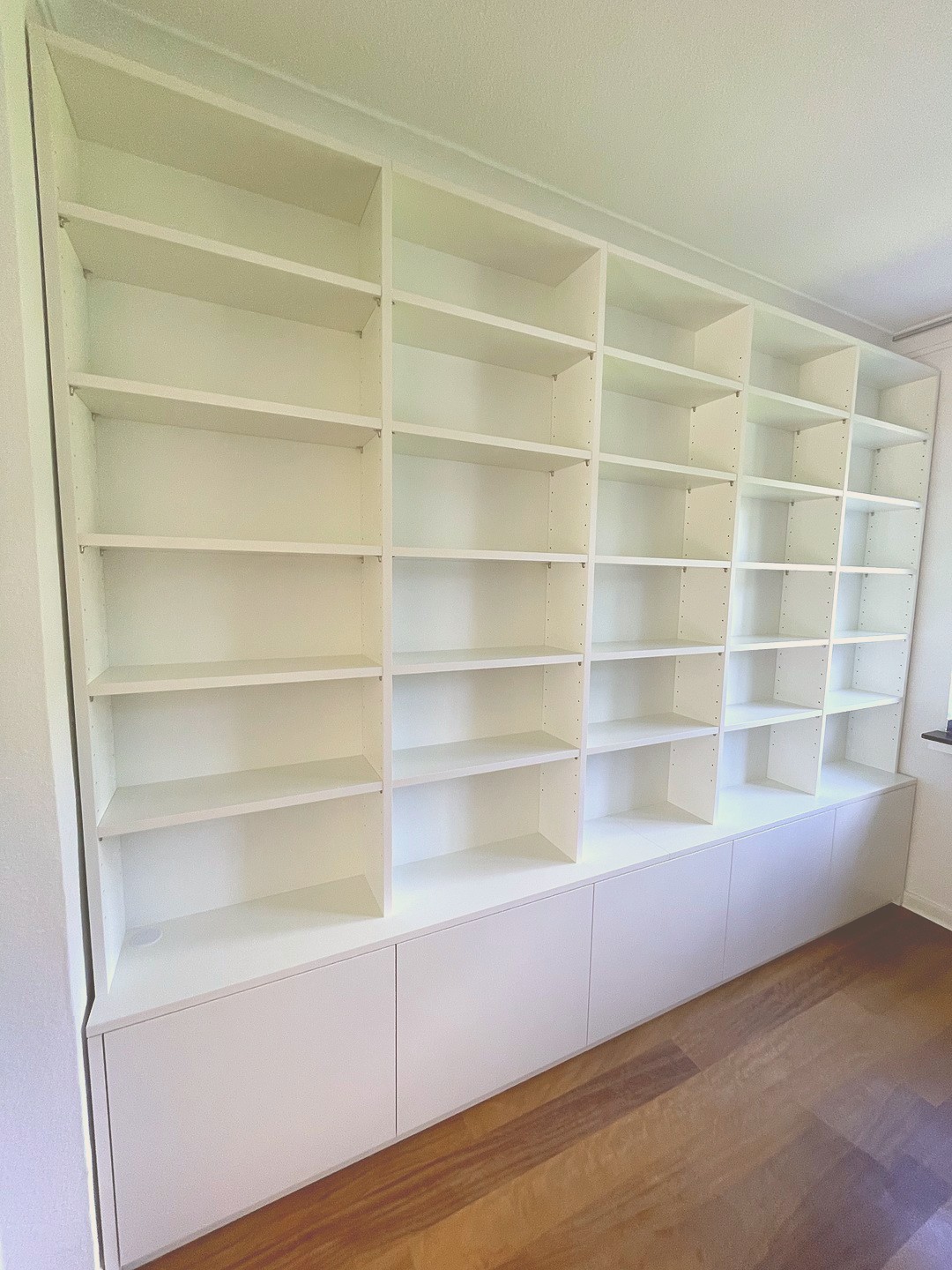 Bücherregal wandhoch nach Maß Köln — mZwei