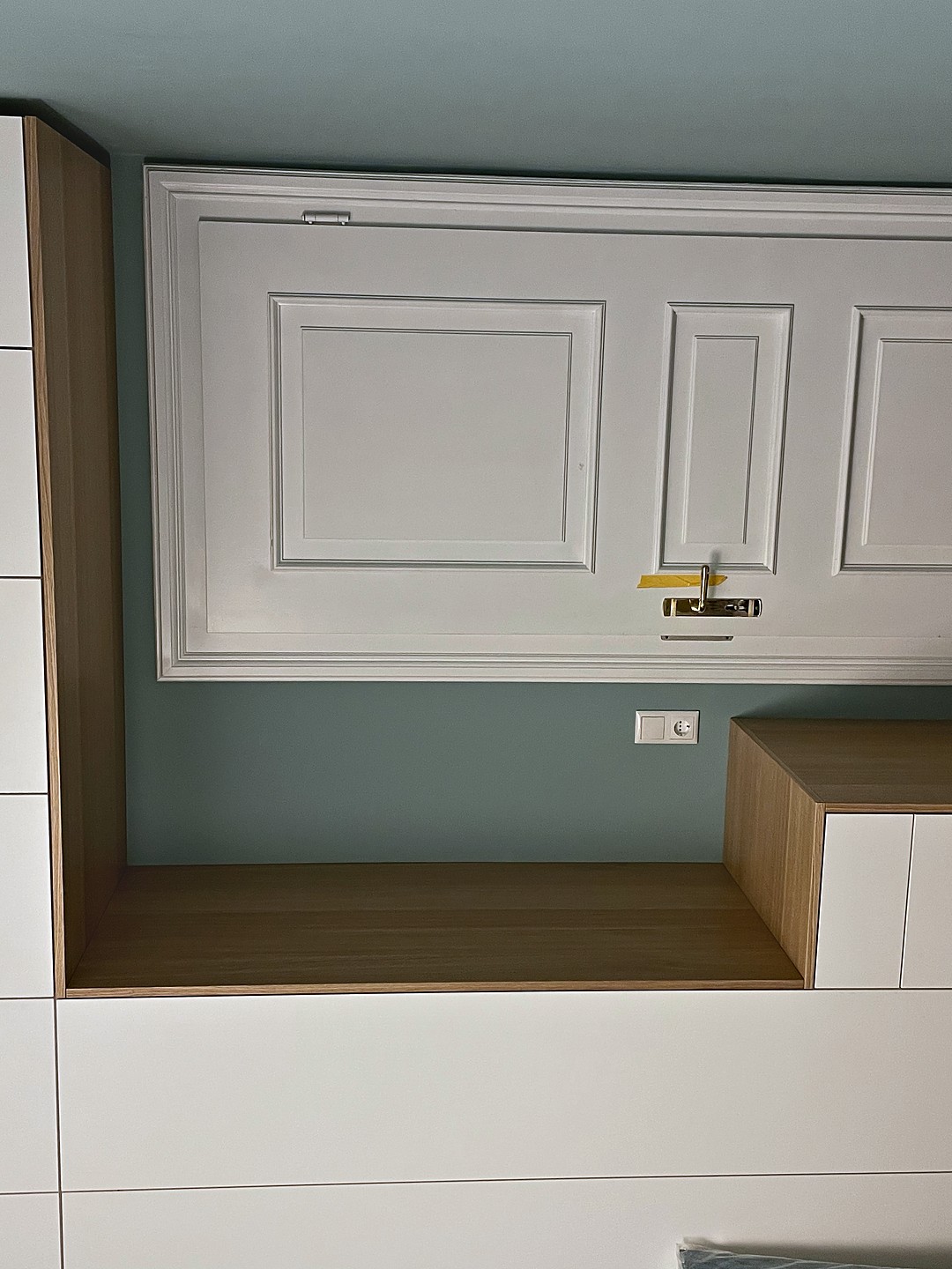 Einbauschrank nach Maß beige Altbau schwarze Knöpfe Köln-Nippes — mZwei Möbelkonzepte